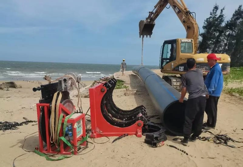 HDPE pipeline contractor performing butt fusion welding in the field
